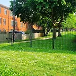 3Bed 2Bath House-Free Parking-Hi Speed Wifi-Garden-Entire Home-2Mins From Train Station