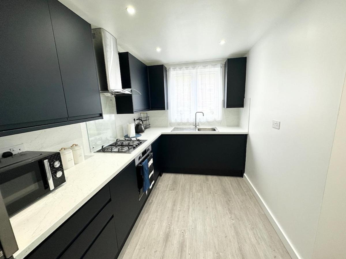 Case de vacanță 3bed 2bath House-free Parking-hi Speed Wifi-garden-entire Home-2mins From Train Station *