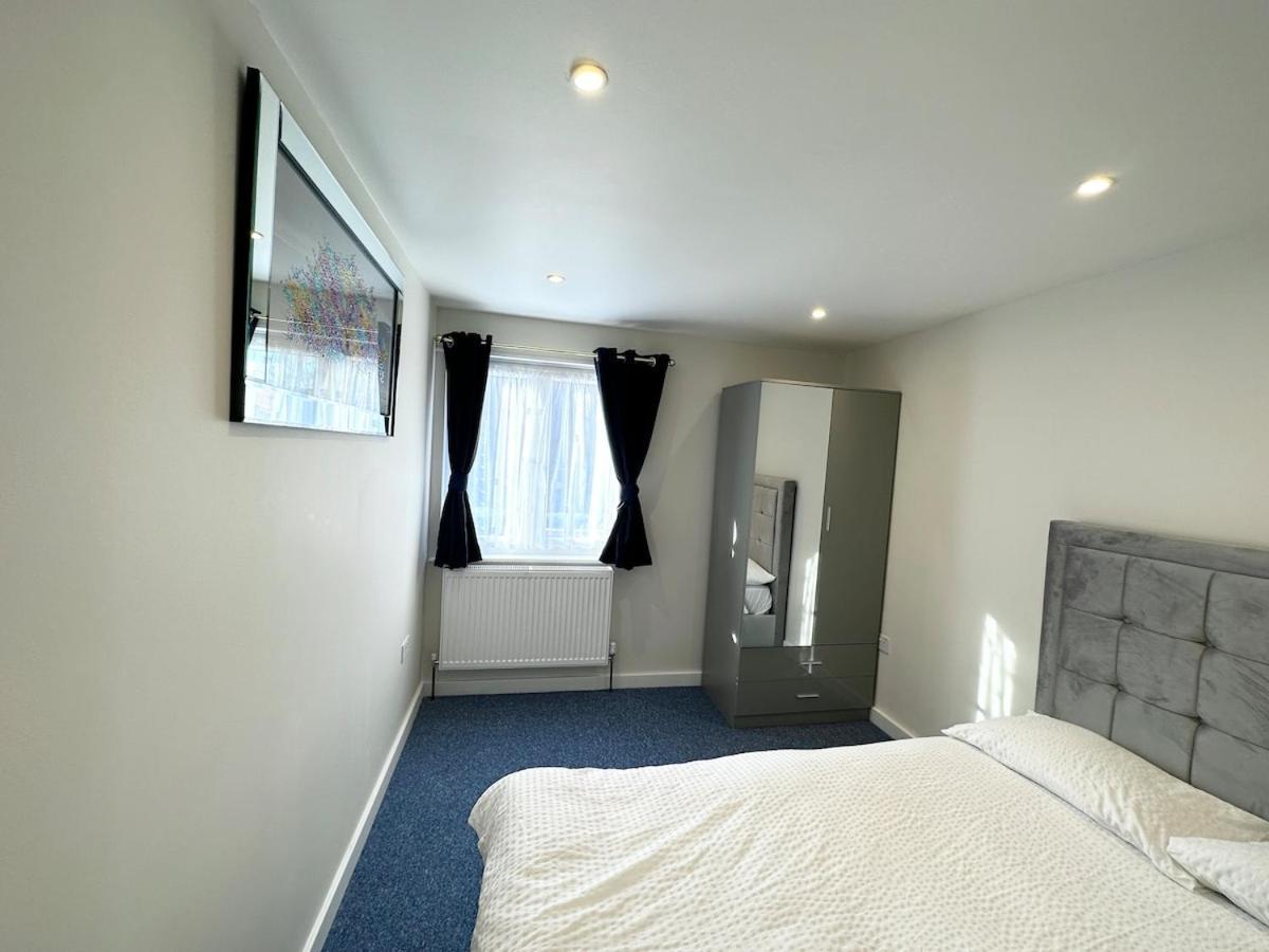 3bed 2bath House-free Parking-hi Speed Wifi-garden-entire Home-2mins From Train Station Londra