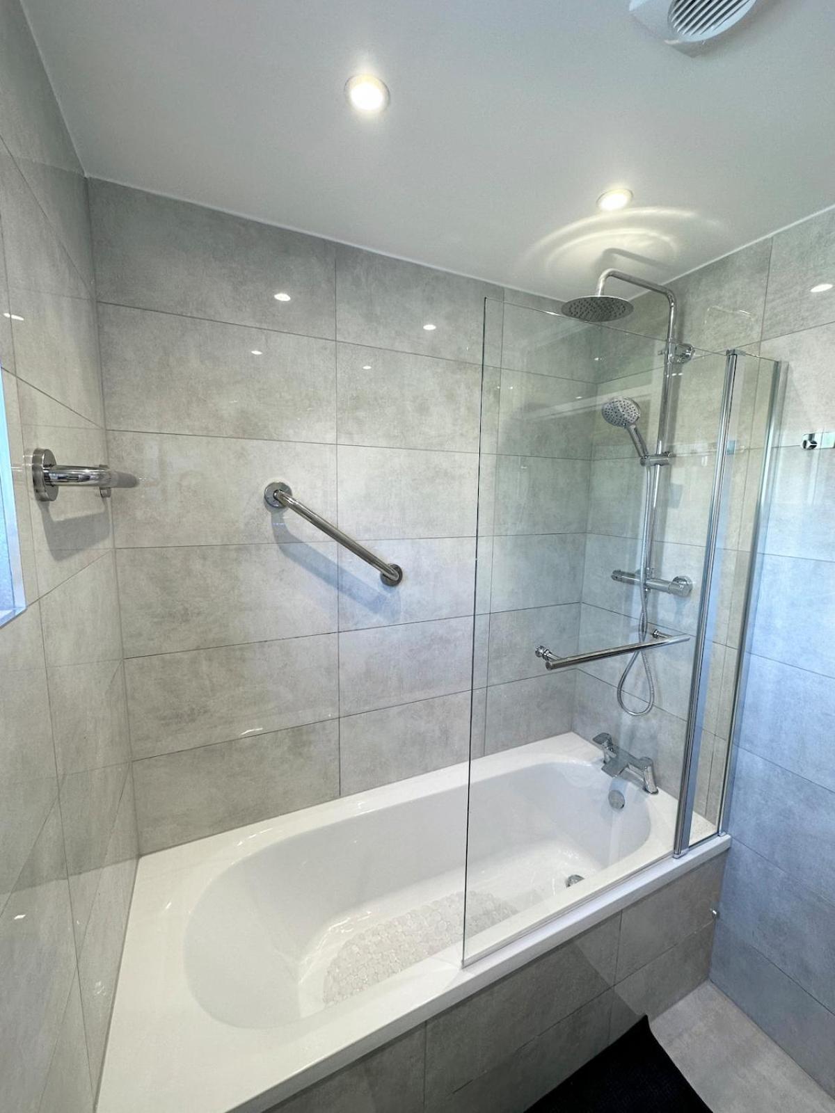 3bed 2bath House-free Parking-hi Speed Wifi-garden-entire Home-2mins From Train Station Case de vacanță *