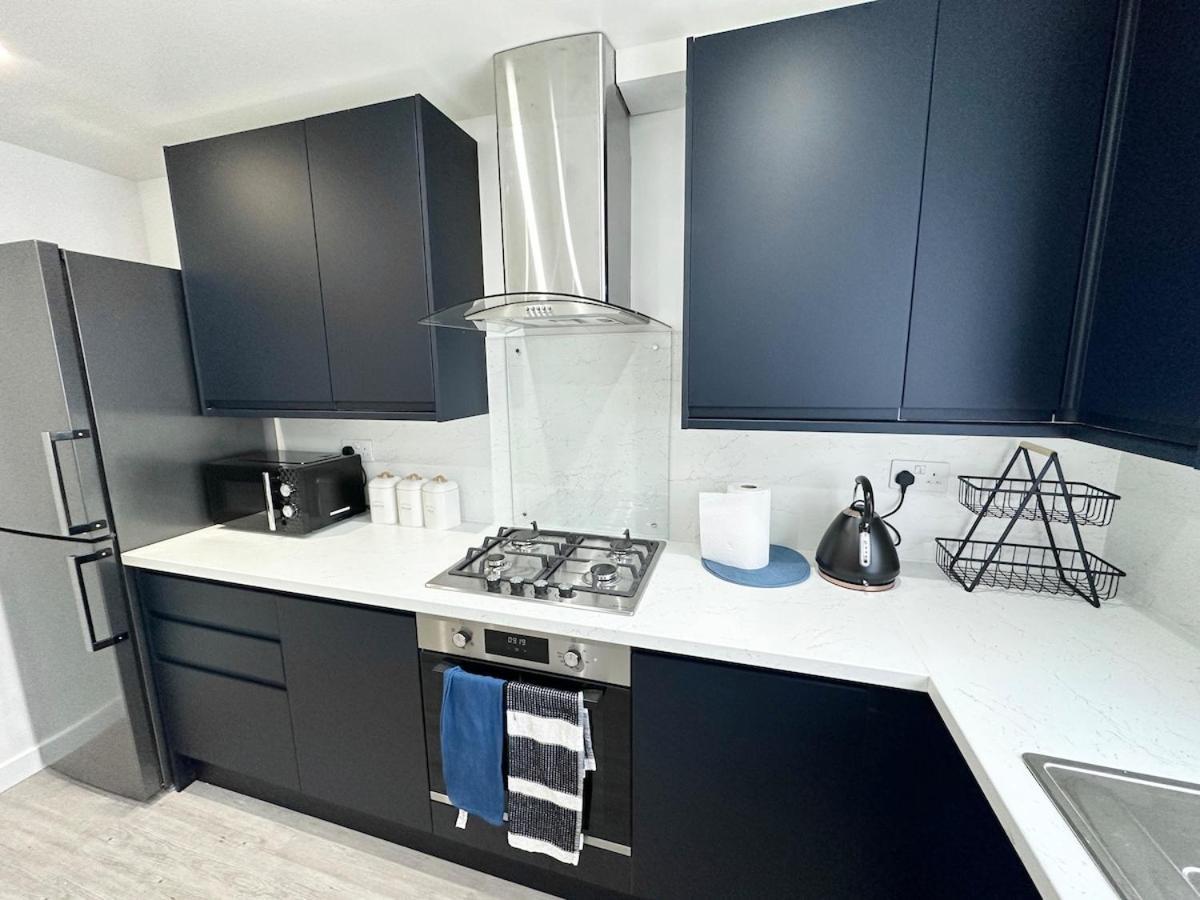3bed 2bath House-free Parking-hi Speed Wifi-garden-entire Home-2mins From Train Station Case de vacanță