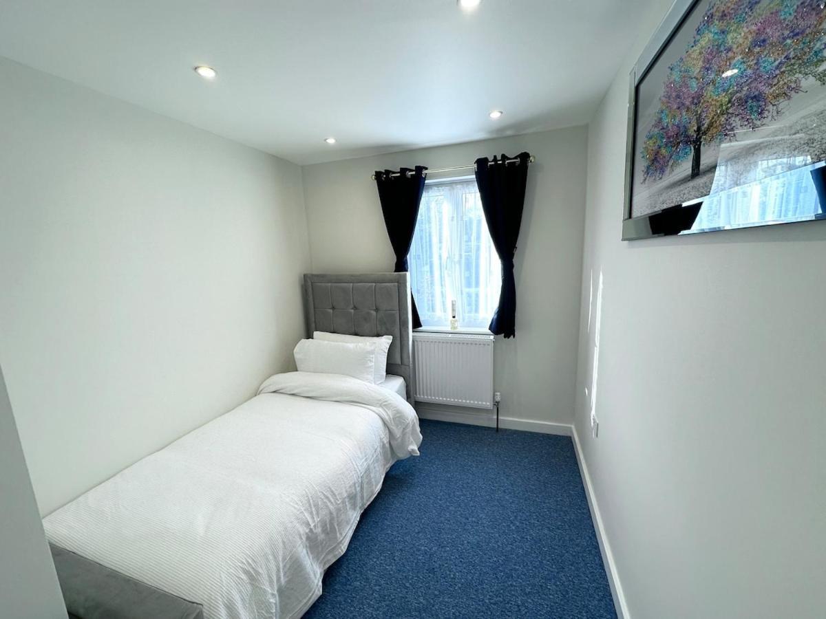 3bed 2bath House-free Parking-hi Speed Wifi-garden-entire Home-2mins From Train Station * Londra