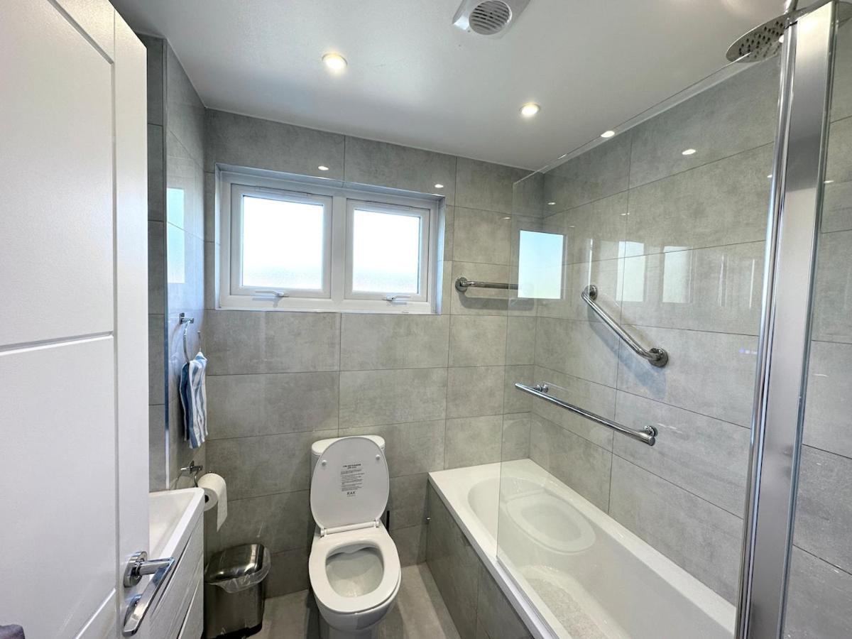 Case de vacanță 3bed 2bath House-free Parking-hi Speed Wifi-garden-entire Home-2mins From Train Station