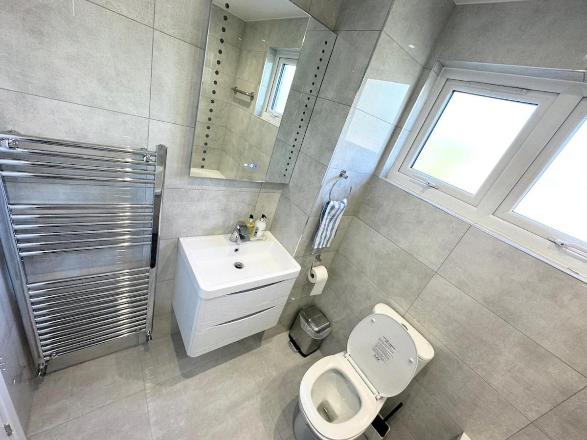 3bed 2bath House-free Parking-hi Speed Wifi-garden-entire Home-2mins From Train Station Case de vacanță Londra