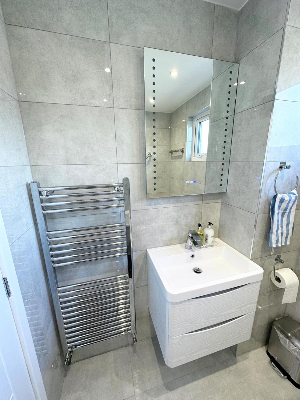 3bed 2bath House-free Parking-hi Speed Wifi-garden-entire Home-2mins From Train Station * Londra