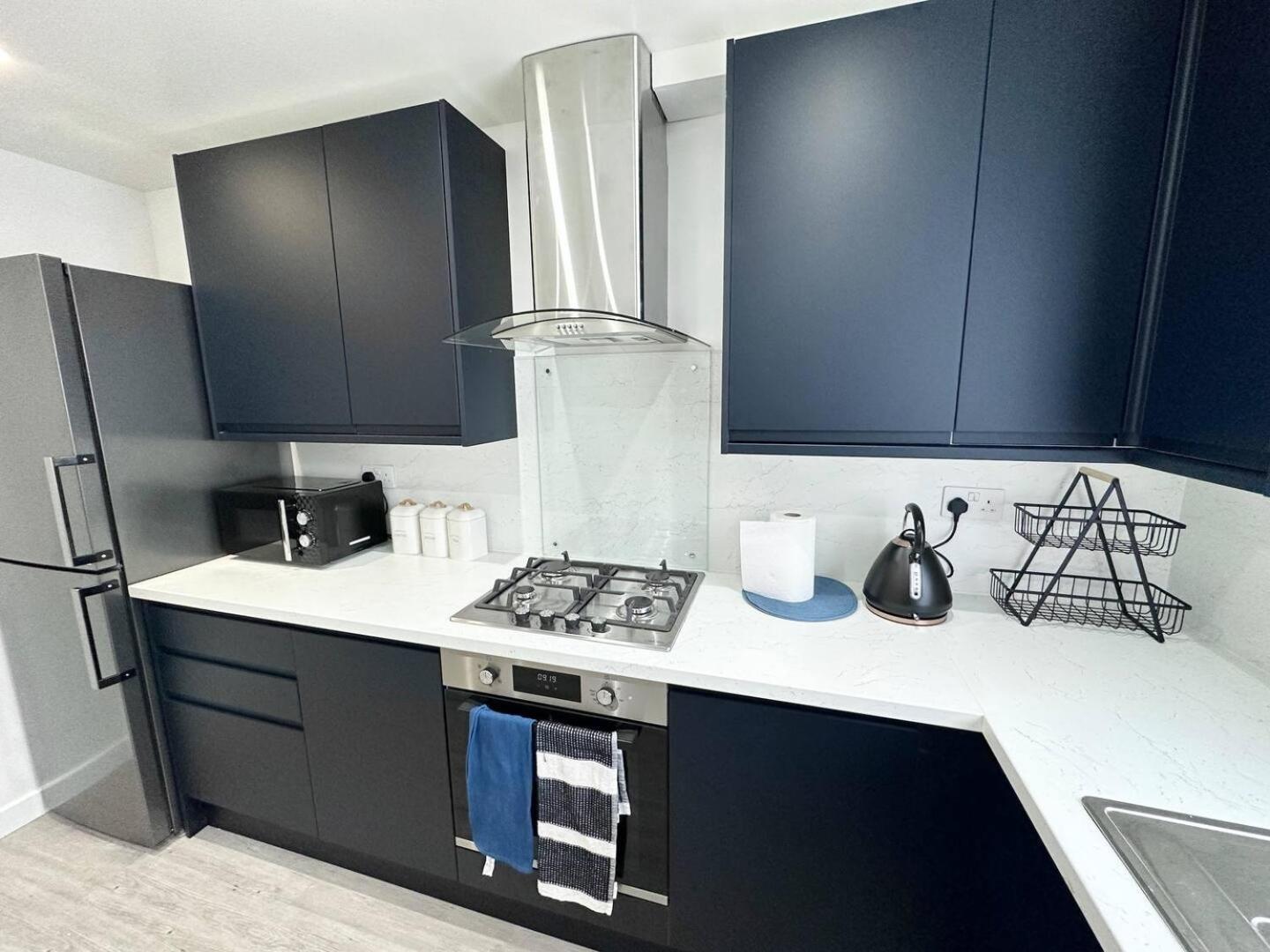 3bed 2bath House-free Parking-hi Speed Wifi-garden-entire Home-2mins From Train Station Case de vacanță Londra