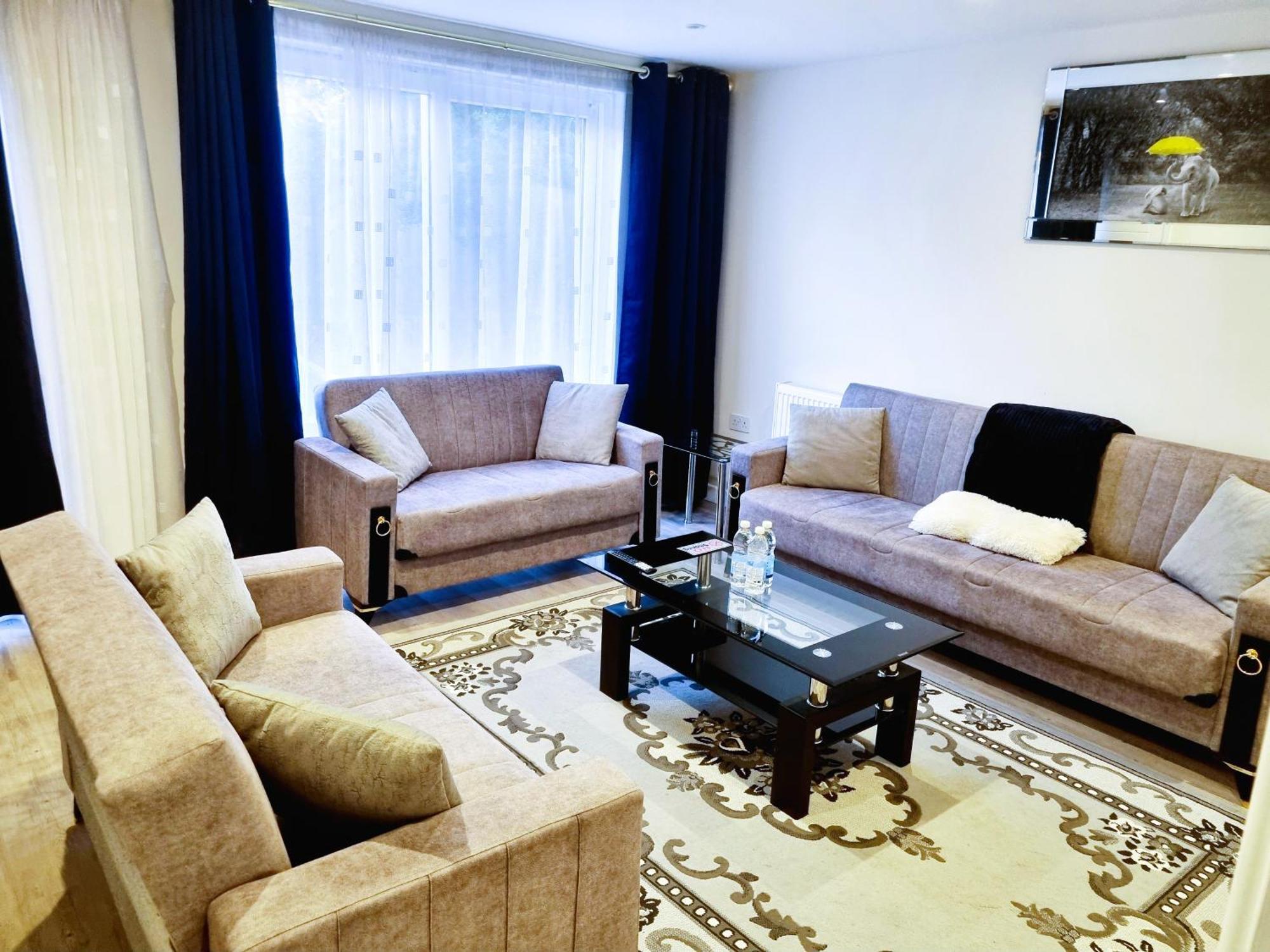 3bed 2bath House-free Parking-hi Speed Wifi-garden-entire Home-2mins From Train Station Case de vacanță Londra