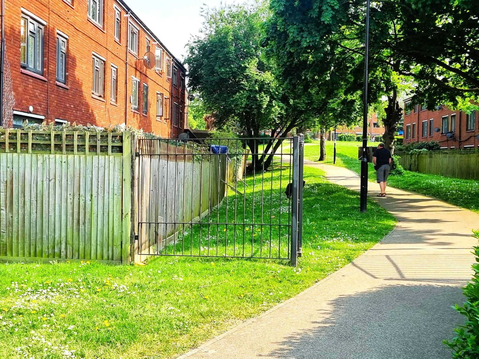 3bed 2bath House-free Parking-hi Speed Wifi-garden-entire Home-2mins From Train Station Case de vacanță Londra