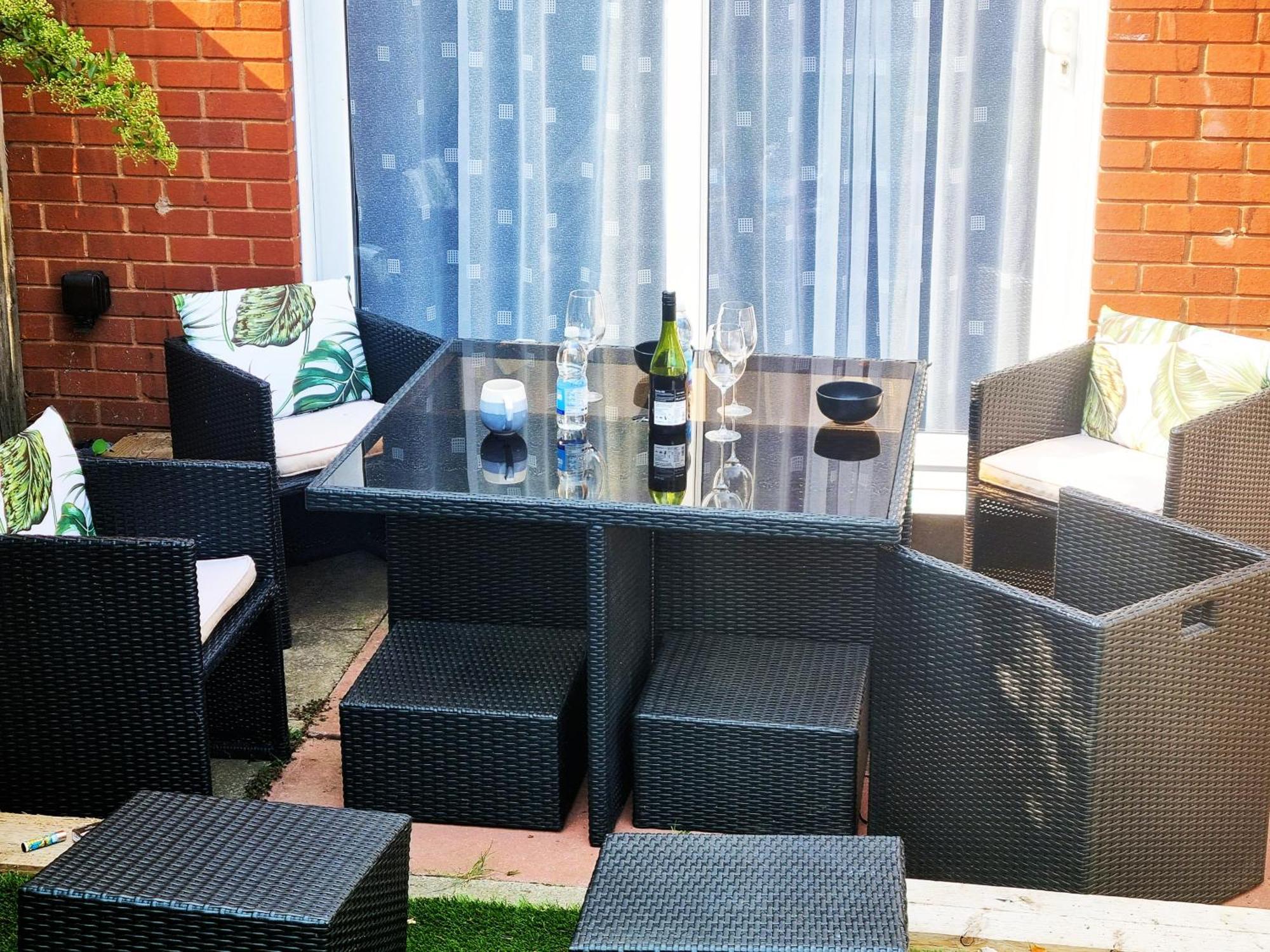3bed 2bath House-free Parking-hi Speed Wifi-garden-entire Home-2mins From Train Station Case de vacanță Londra